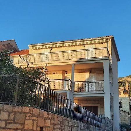 Apartments Villa Beba Komiza Bagian luar foto