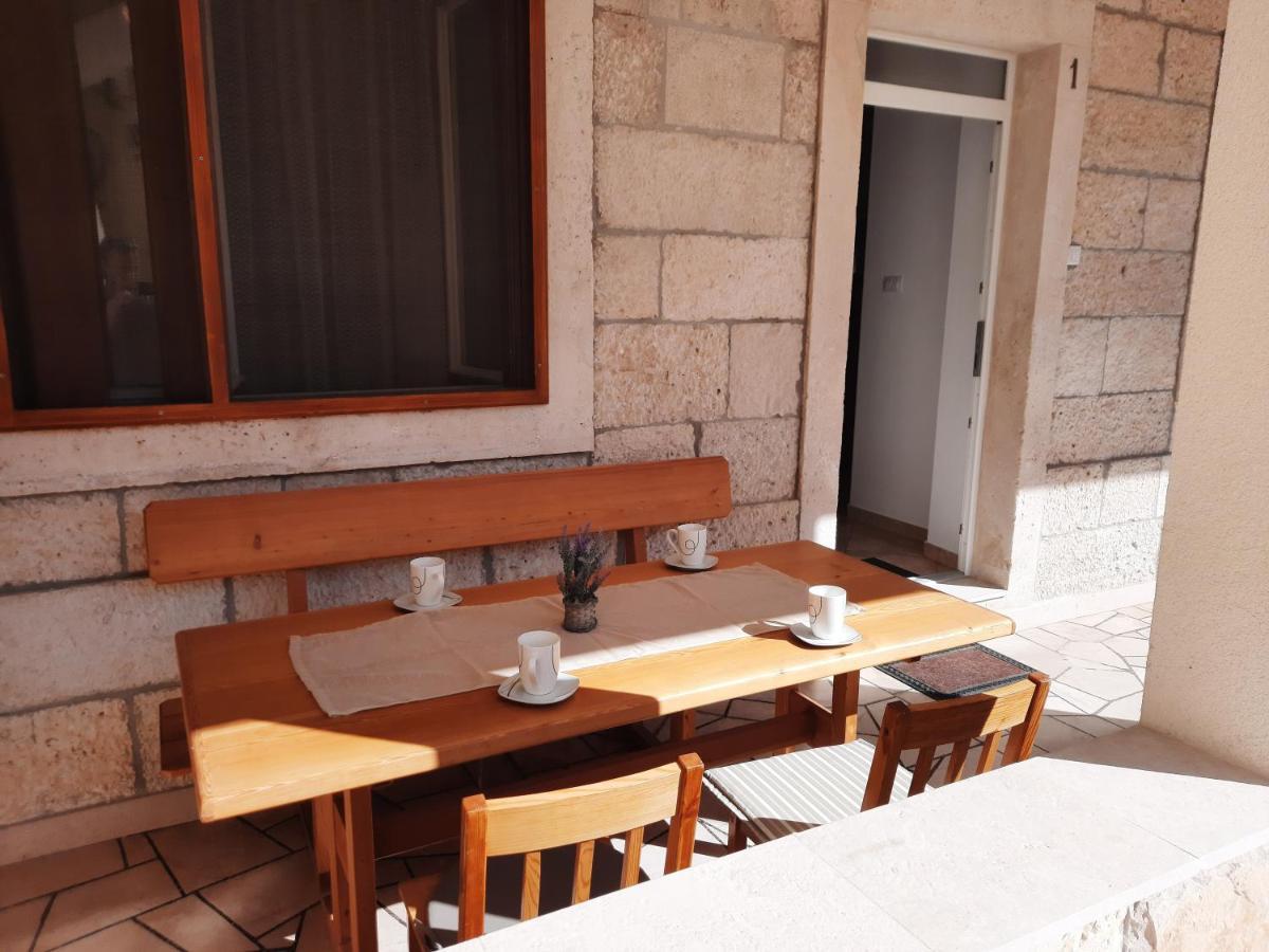 Apartments Villa Beba Komiza Bagian luar foto