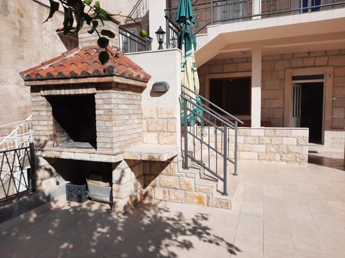 Apartments Villa Beba Komiza Bagian luar foto