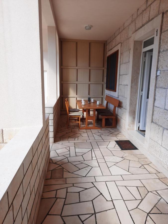 Apartments Villa Beba Komiza Bagian luar foto
