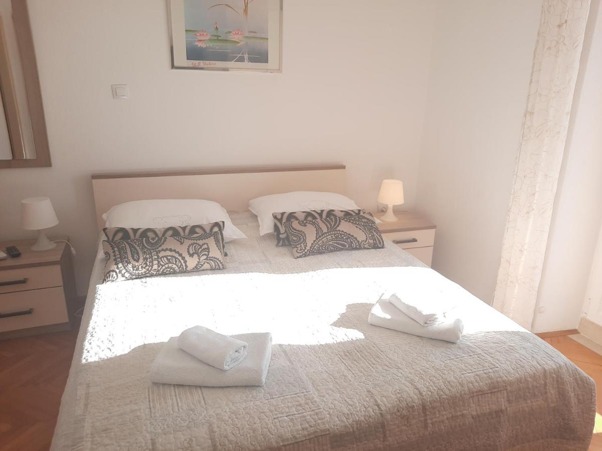 Apartments Villa Beba Komiza Bagian luar foto