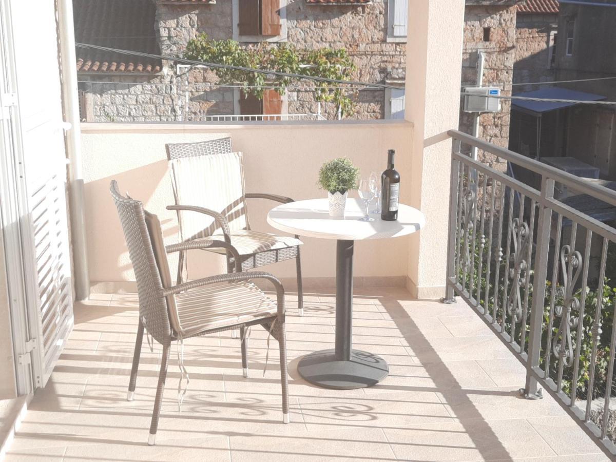 Apartments Villa Beba Komiza Bagian luar foto