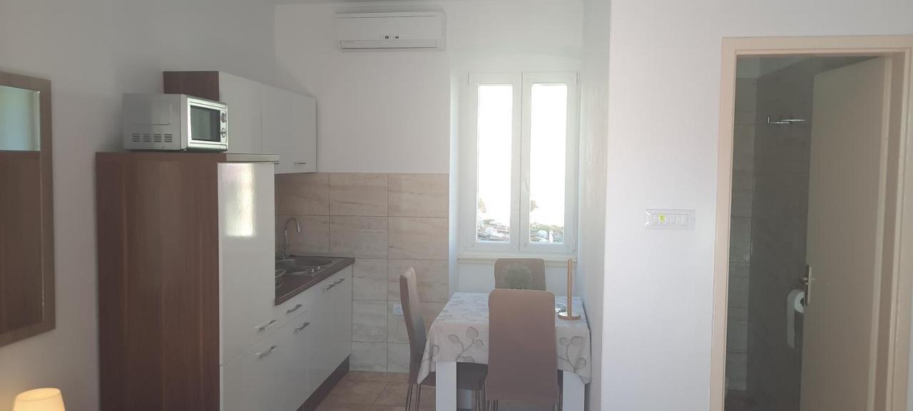 Apartments Villa Beba Komiza Bagian luar foto