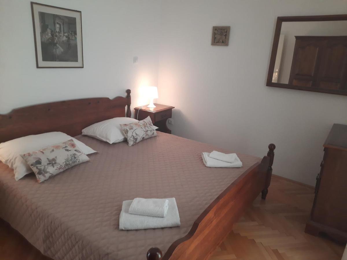 Apartments Villa Beba Komiza Bagian luar foto