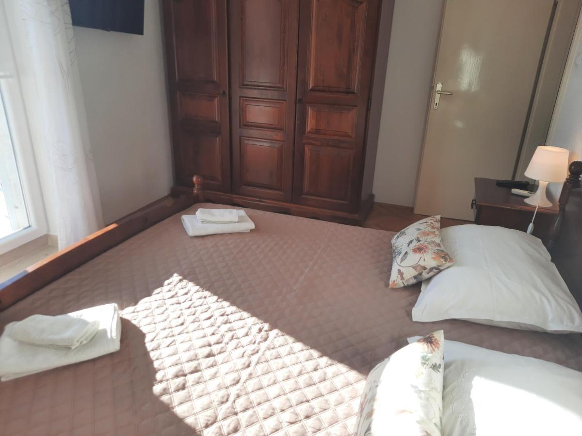 Apartments Villa Beba Komiza Bagian luar foto