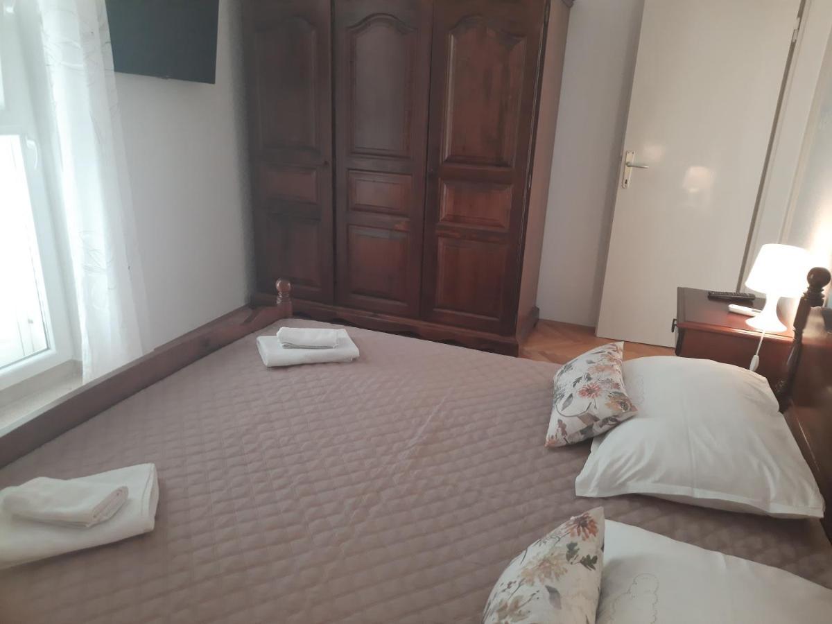 Apartments Villa Beba Komiza Bagian luar foto