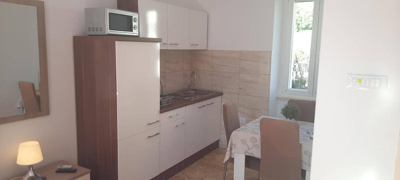 Apartments Villa Beba Komiza Bagian luar foto