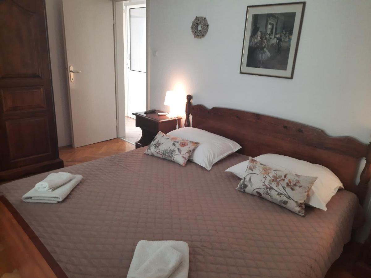 Apartments Villa Beba Komiza Bagian luar foto