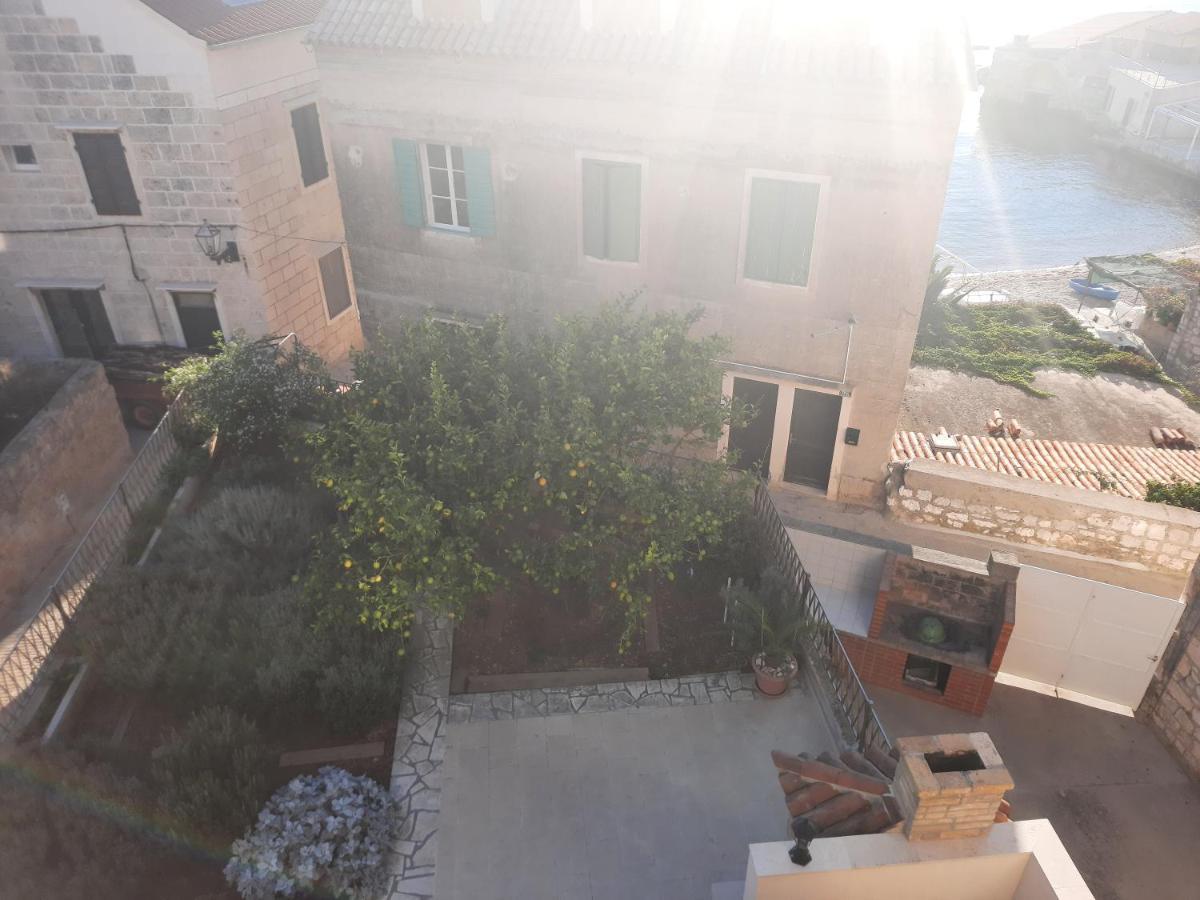 Apartments Villa Beba Komiza Bagian luar foto