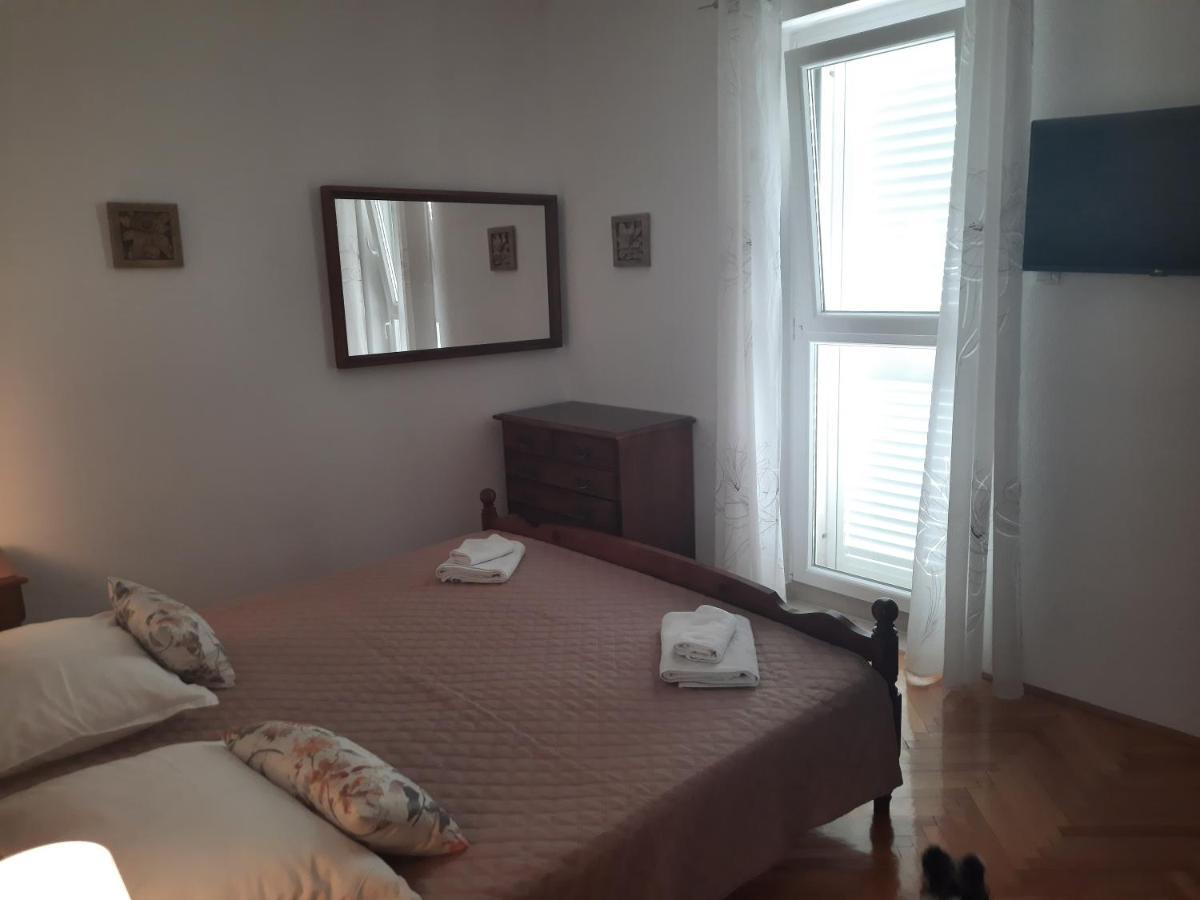 Apartments Villa Beba Komiza Bagian luar foto