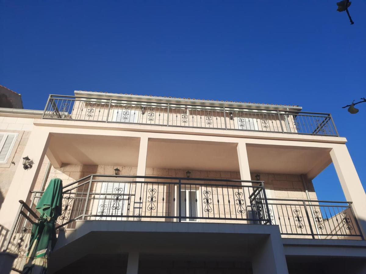 Apartments Villa Beba Komiza Bagian luar foto