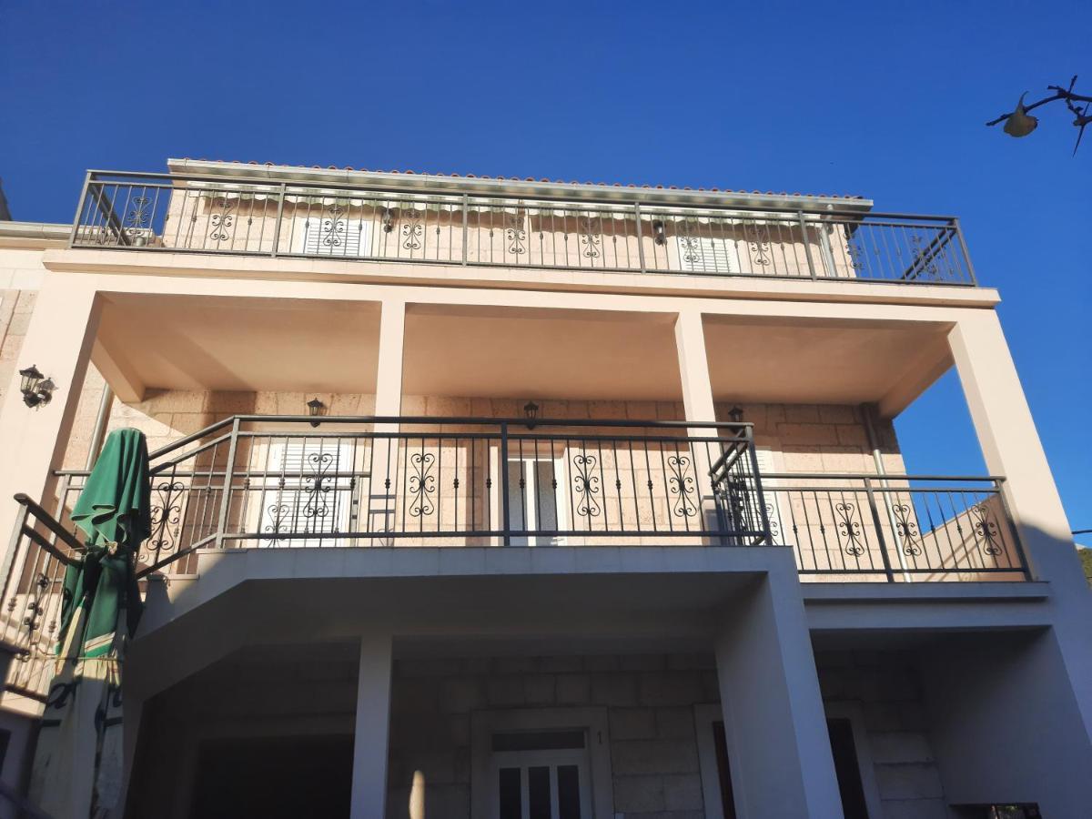 Apartments Villa Beba Komiza Bagian luar foto