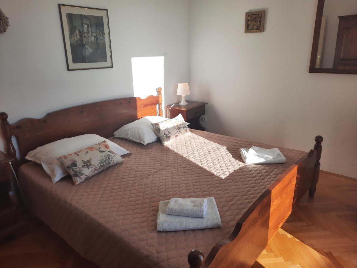 Apartments Villa Beba Komiza Bagian luar foto