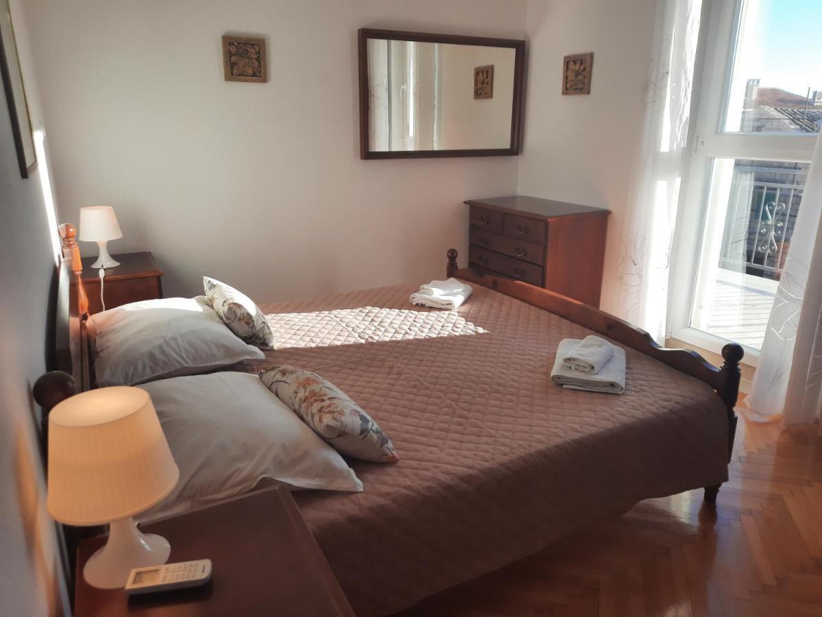 Apartments Villa Beba Komiza Bagian luar foto