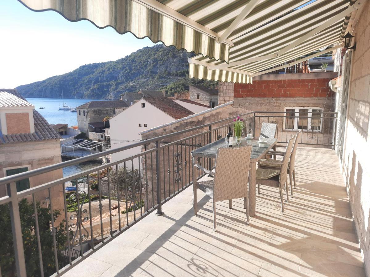Apartments Villa Beba Komiza Bagian luar foto