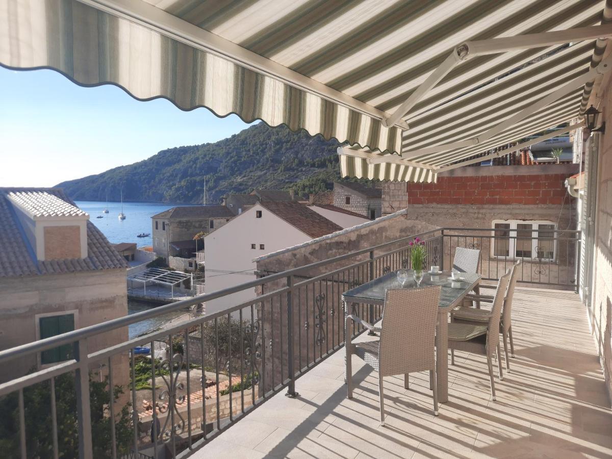 Apartments Villa Beba Komiza Bagian luar foto