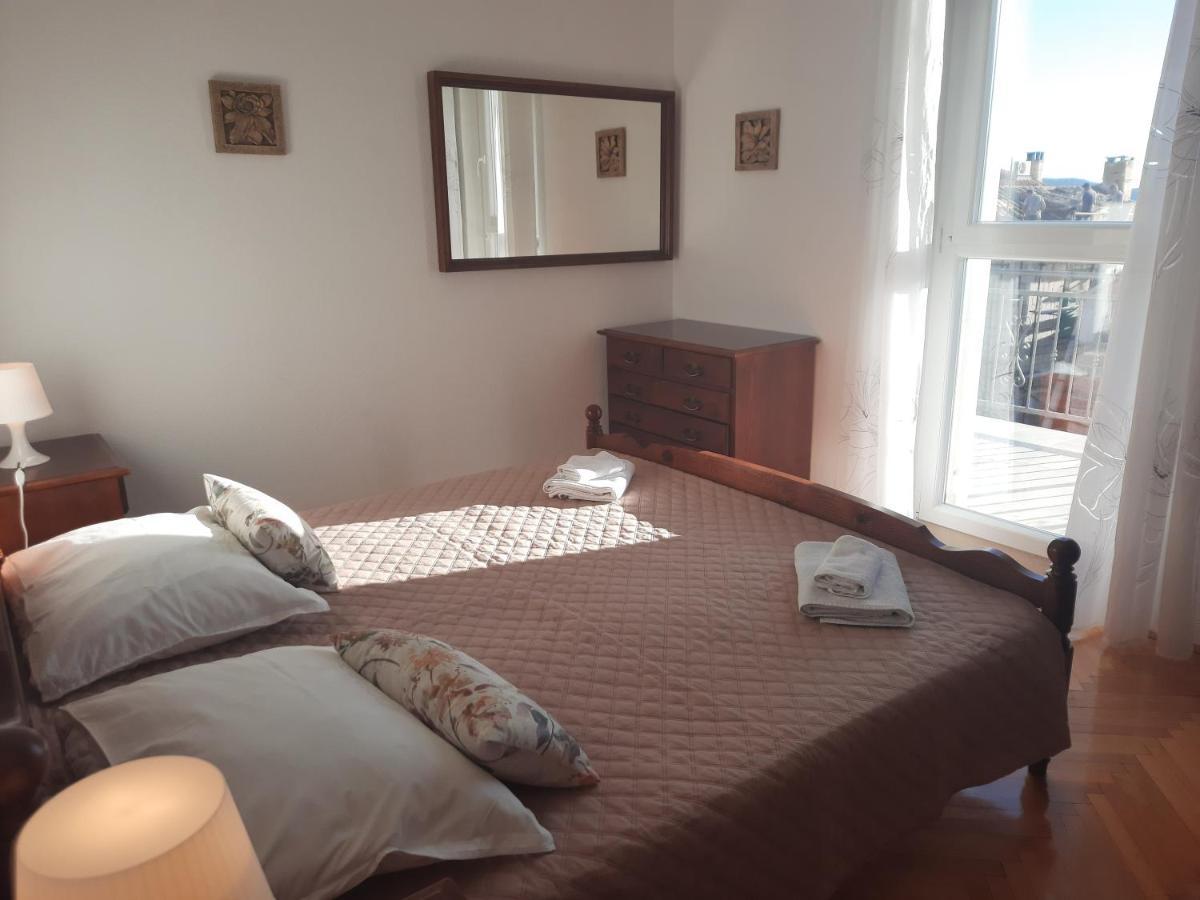 Apartments Villa Beba Komiza Bagian luar foto