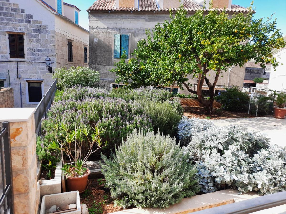 Apartments Villa Beba Komiza Bagian luar foto